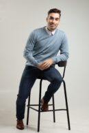 Sweter męski typu V-neck w kolorze błękitnym