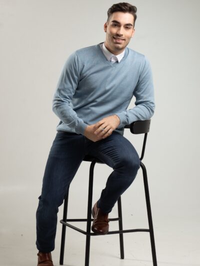 Sweter męski typu V-neck w kolorze błękitnym