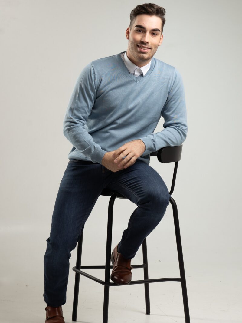 Sweter męski typu V-neck w kolorze błękitnym