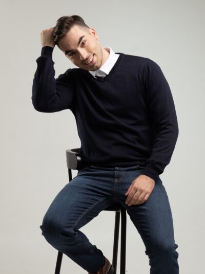 Granatowy sweter męski typu V-neck