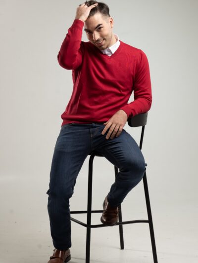 Sweter męski typu V-neck w kolorze malinowym