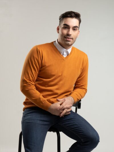 Pomarańczowy sweter męski typu V-neck