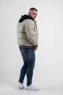 Beżowa kurtka męska typu bomberka