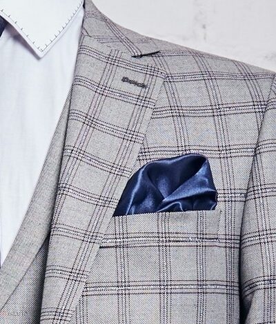 Bardzo elegancki oraz szykowny garnitur męski, idealny dla Pana Młodego