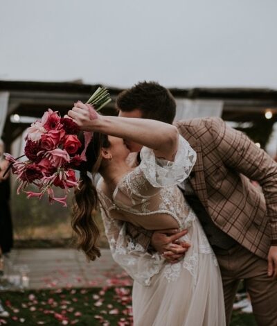 Beżowy garnitur męski w kratę z kamizelką