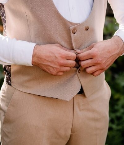 Beżowy garnitur męski w stylu boho