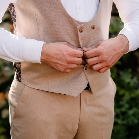 Beżowy garnitur męski w stylu boho