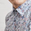 Błękitna koszula męska z wielobarwnym motywem