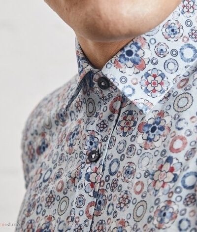 Błękitna koszula męska z wielobarwnym motywem