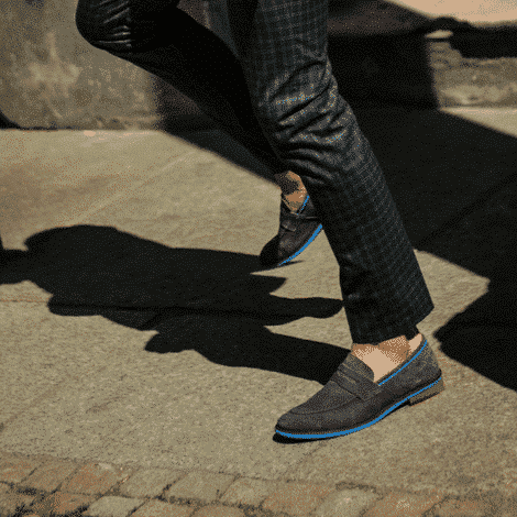 Popielate loafersy męskie z niebieskim akcentem