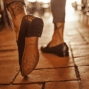 Czarne buty skórzane z tłoczeniami