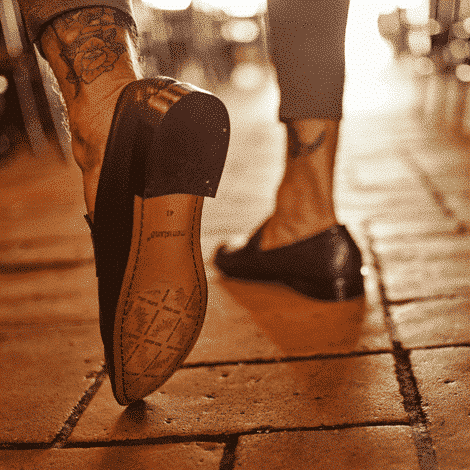 Czarne buty skórzane z tłoczeniami