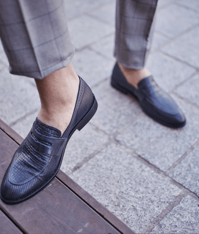 Granatowe buty skórzane z tłoczeniami