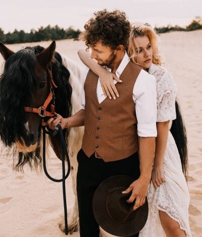 Czarno - musztardowy garnitur męski z kamizelką