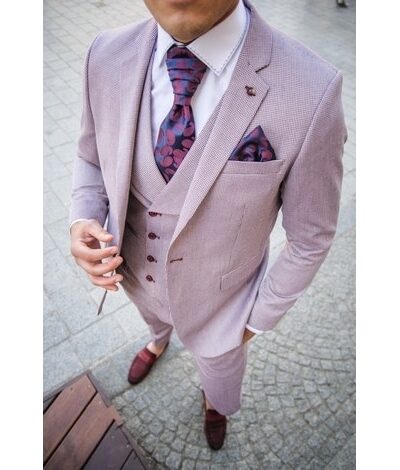 Czerwony garnitur z kamizelką