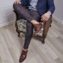 Dopasowane spodnie męskie z ozdobnym łańcuszkiem