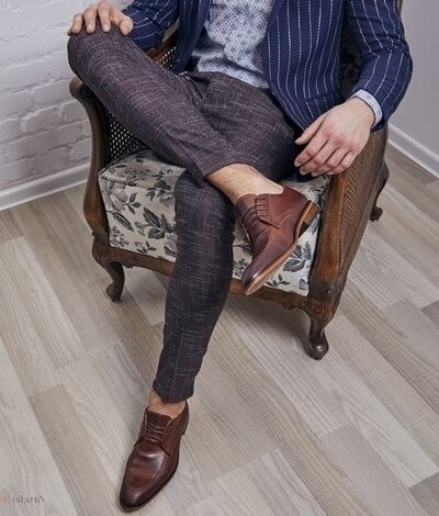 Dopasowane spodnie męskie z ozdobnym łańcuszkiem