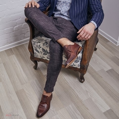 Dopasowane spodnie męskie z ozdobnym łańcuszkiem