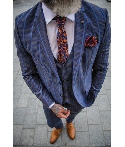 Stylowy garnitur w kratę z kamizelką