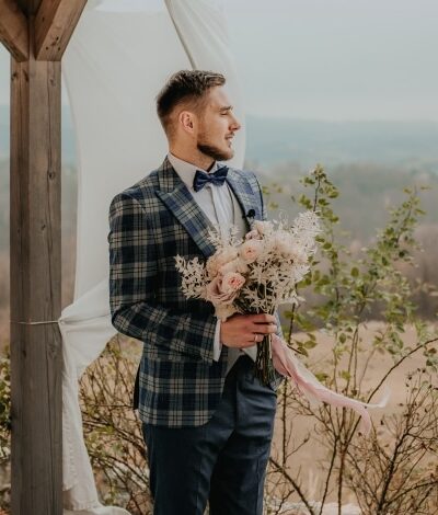 Jednorzędowy garnitur w kratę z kamizelką w odcieniach granatu i szarości