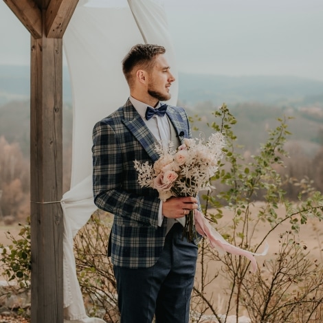 Jednorzędowy garnitur w kratę z kamizelką w odcieniach granatu i szarości