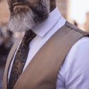 Biała koszula męska z elementami granatu