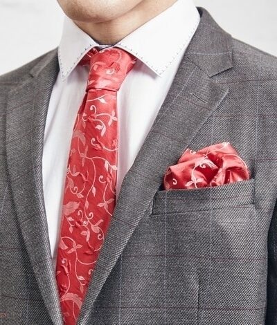 Czerwony, bogato zdobiony krawat męski z poszetką