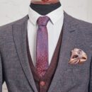 Modny krawat męski w czerwono-granatowej kolorystyce