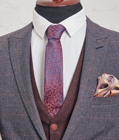 Modny krawat męski w czerwono-granatowej kolorystyce