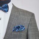 Muszka "Różnokolorowe kwiaty na niebieskim tle"