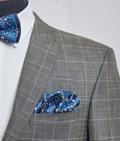 Muszka "Różnokolorowe kwiaty na niebieskim tle"