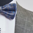 Muszka "Niebiesko-czarny wzór na szarym tle"