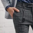 Odważne spodnie męskie w stylową kratę