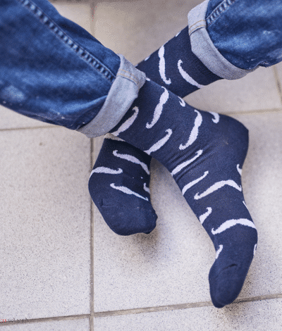 Skarpety "Białe wąsy na granatowym tle"