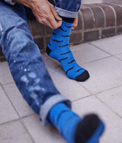 Skarpety "Czarne wąsy na niebieskim tle"