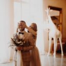 Trzyczęściowy garnitur męski utrzymany w jasnym odcieniu beżu