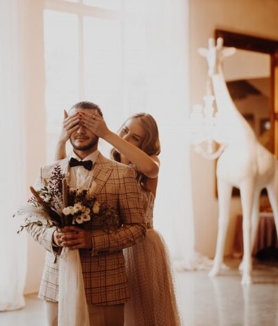 Trzyczęściowy garnitur męski utrzymany w jasnym odcieniu beżu