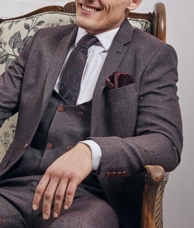 Trzyczęściowy garnitur męski w kolorze brązowym