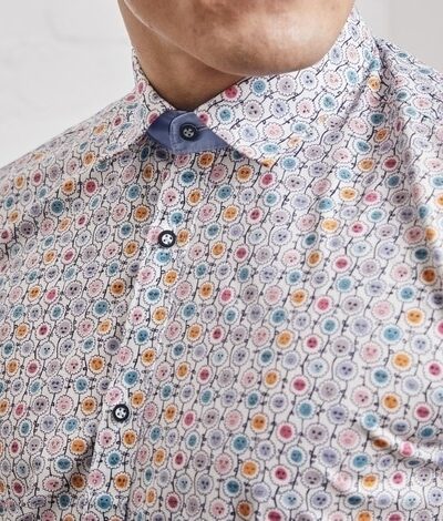 Wytaliowana koszula męska z różnokolorowym motywem