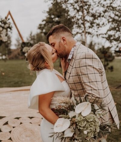 Beżowy garnitur męski w stylu rustykalnym w zieloną kratę