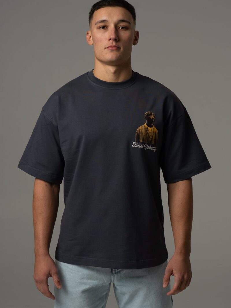 Grafitowa koszulka męska “Trust nobody”
