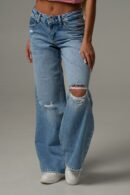 Jasne jeansy damskie o kroju baggy z przetarciami
