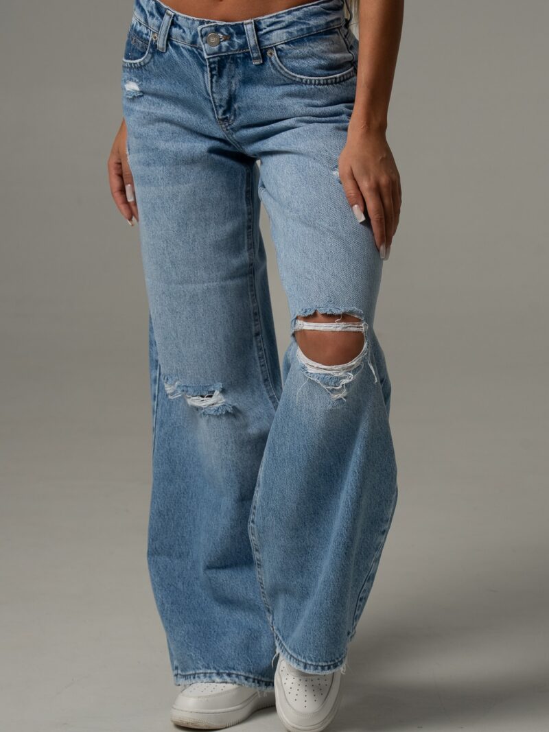 Jasne jeansy damskie o kroju baggy z przetarciami