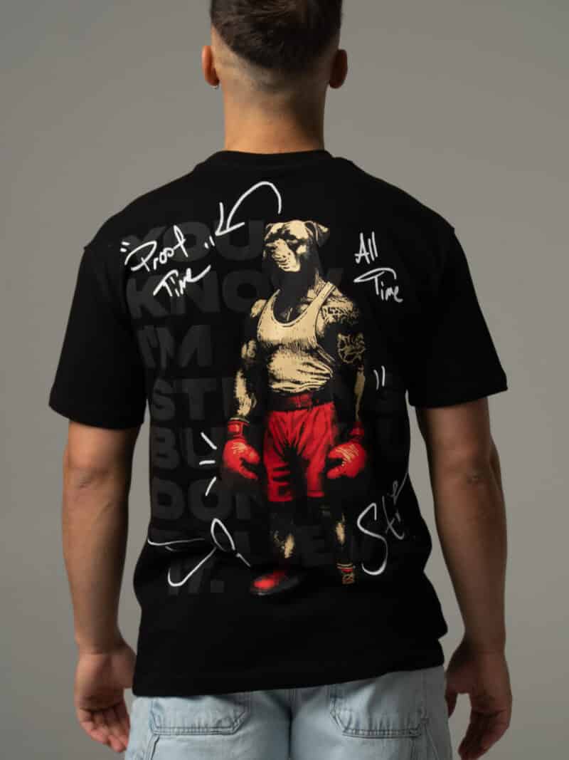 Czarna koszulka oversize z bokserskim akcentem