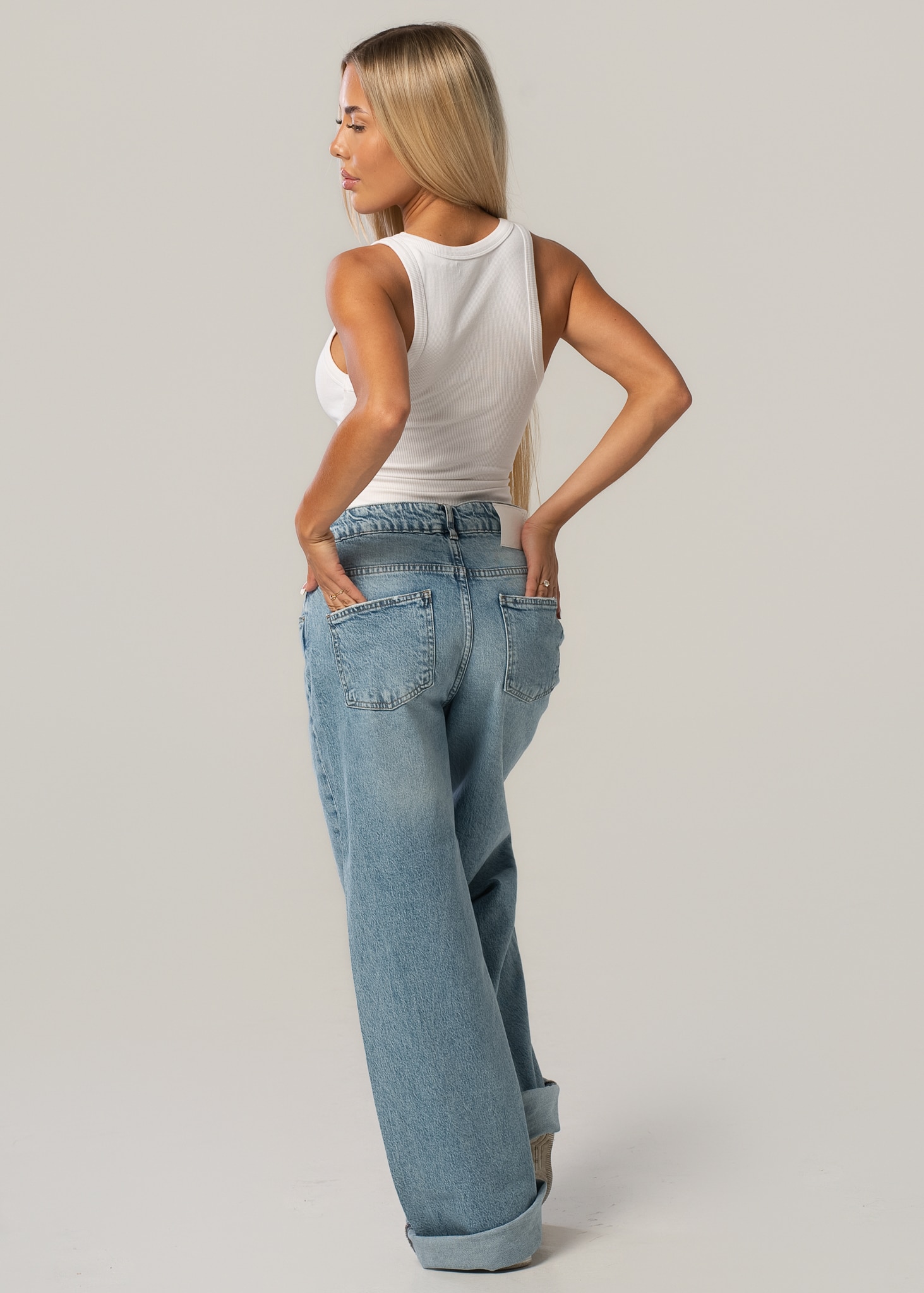 Jeansy damskie wide leg asymetryczne - obrazek 4