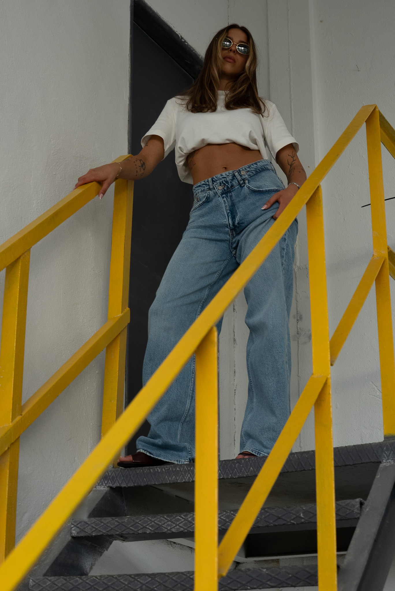 Jeansy damskie wide leg asymetryczne - obrazek 7