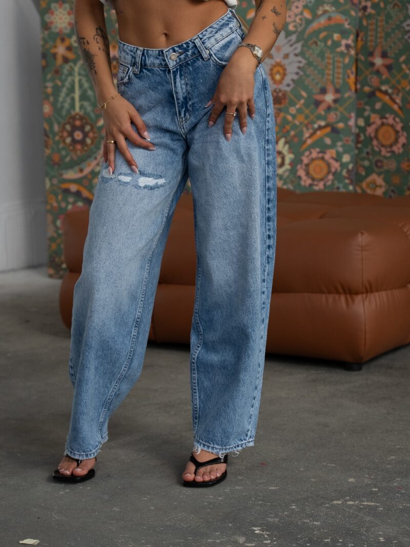 Jasne jeansy damskie baggy z przetarciem