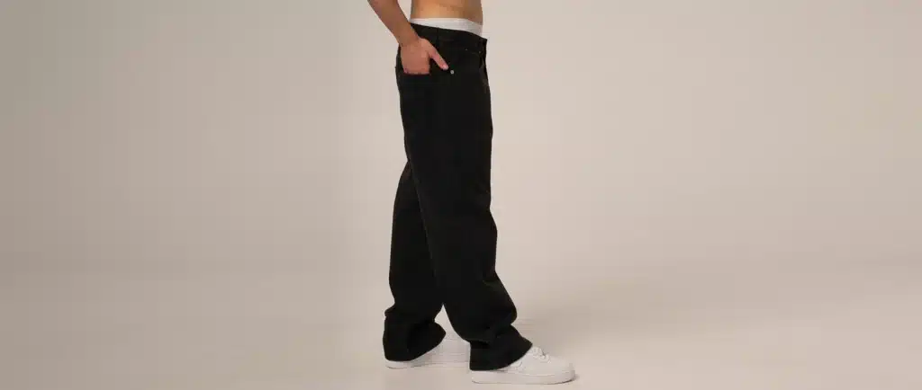 Czarne jeansy męskie baggy SJ-007 SHUBA WEAR na modelu, ujęcie z boku