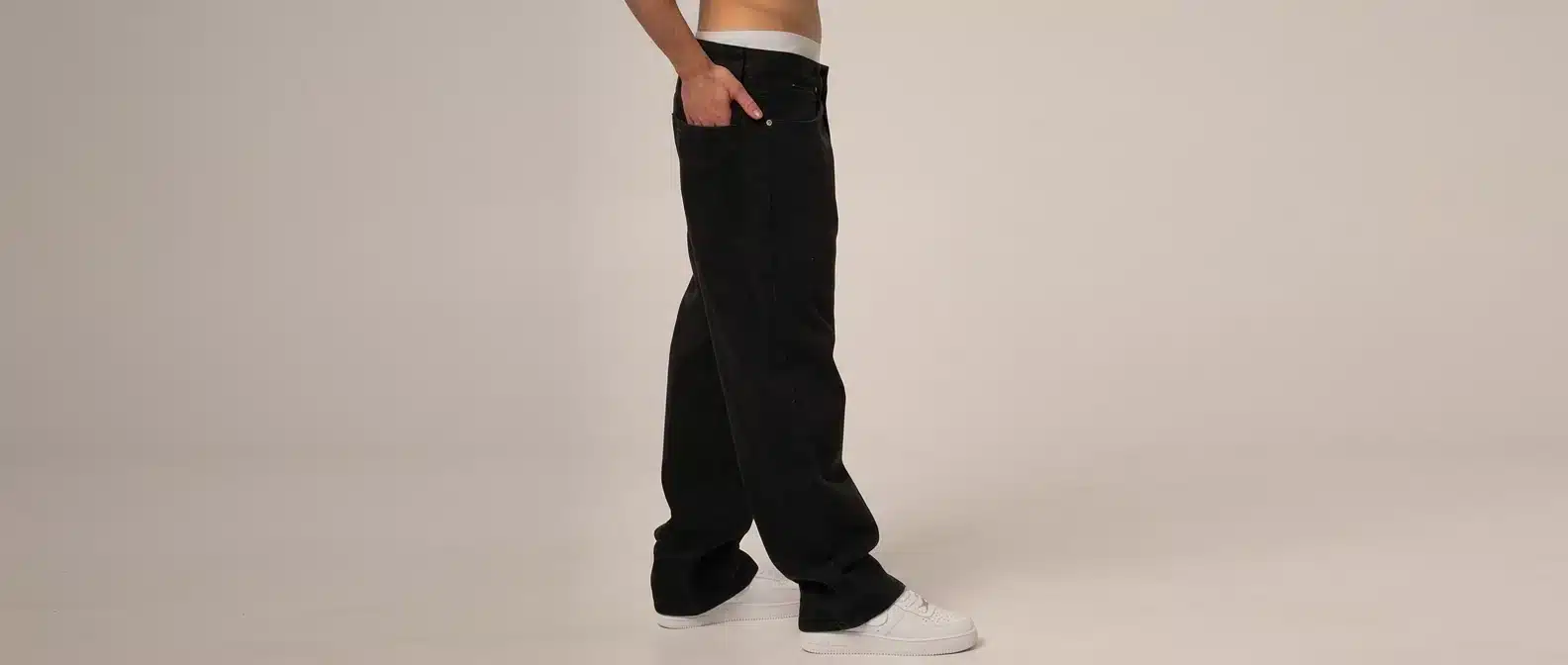 Czarne jeansy męskie baggy SJ-007 SHUBA WEAR na modelu, ujęcie z boku