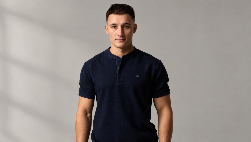 Model SHUBA WEAR w granatowej koszulce męskiej z guzikami pod szyją